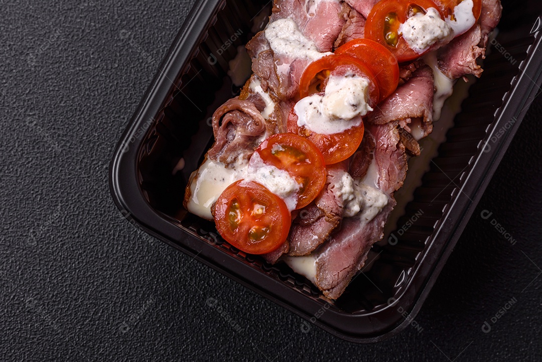 Pão recheado saboroso em uma tábua de madeira