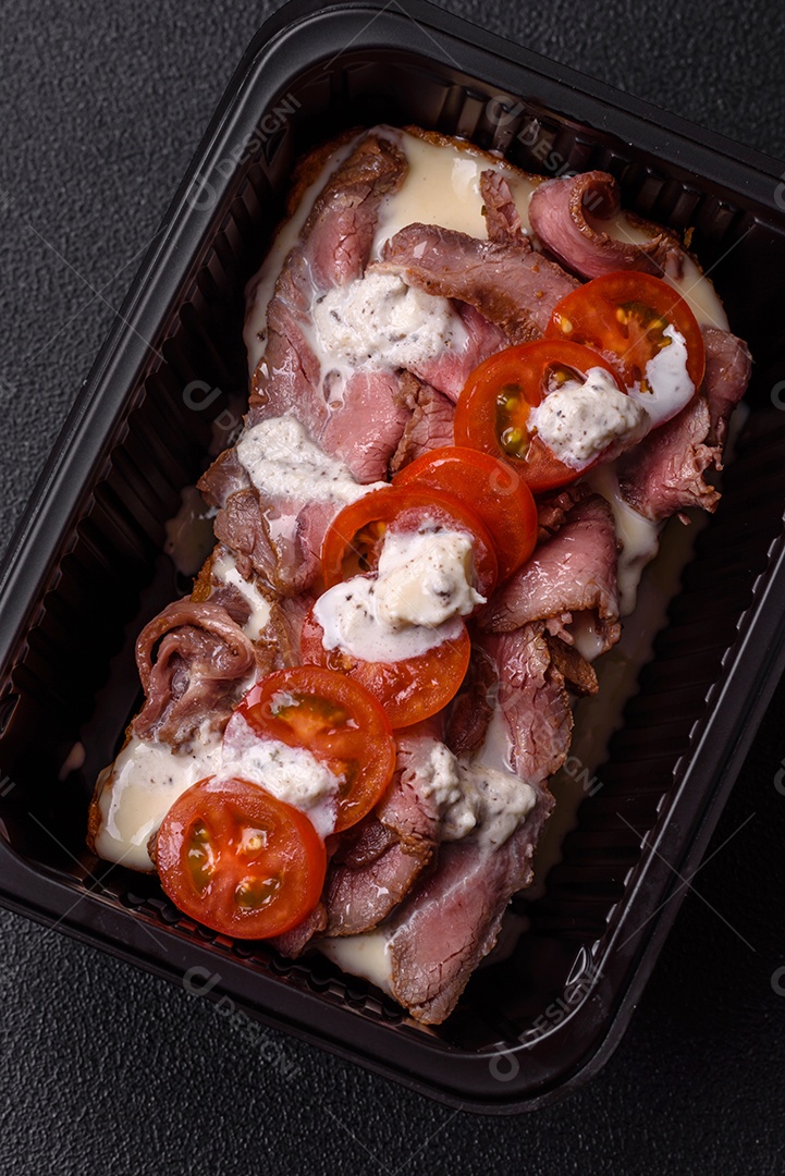 Pão recheado saboroso em uma tábua de madeira