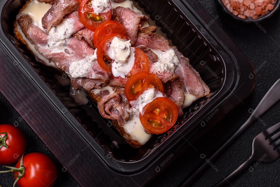 Pão recheado saboroso em uma tábua de madeira