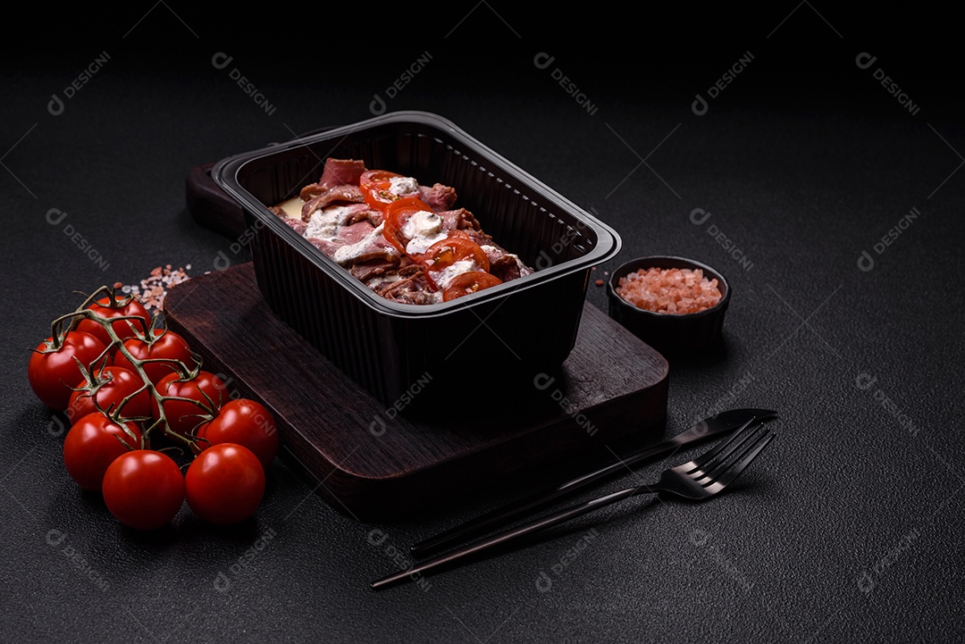 Pão recheado saboroso em uma tábua de madeira