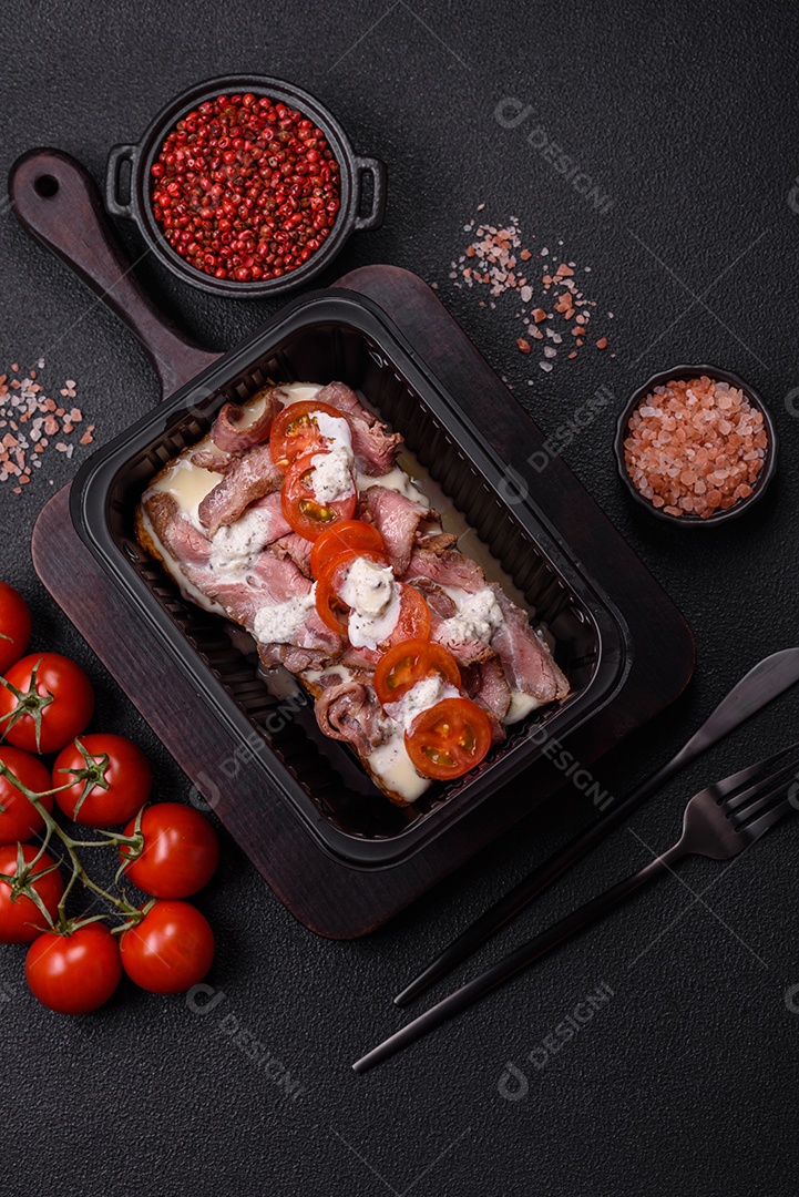 Pão recheado saboroso em uma tábua de madeira