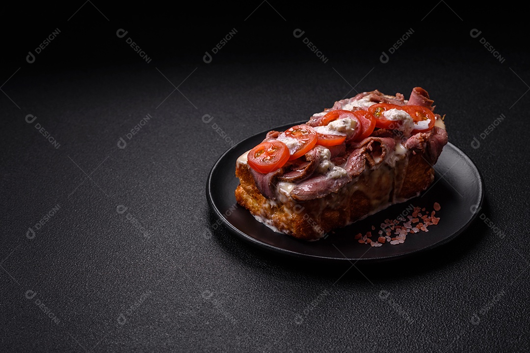 Pão recheado saboroso em uma tábua de madeira