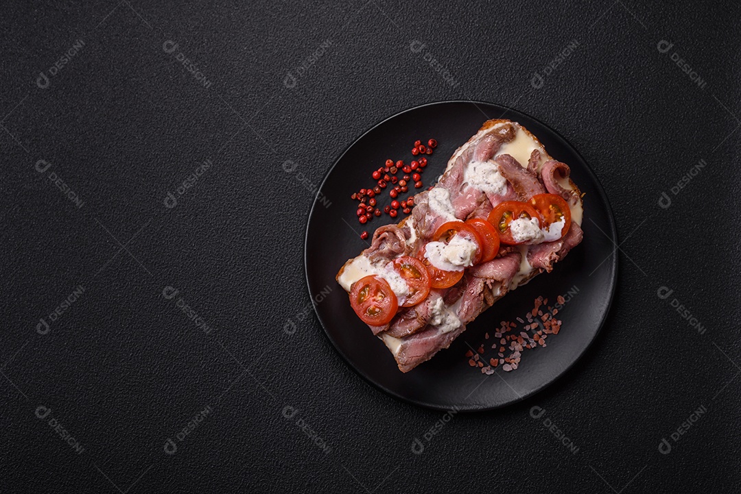 Pão recheado saboroso em uma tábua de madeira