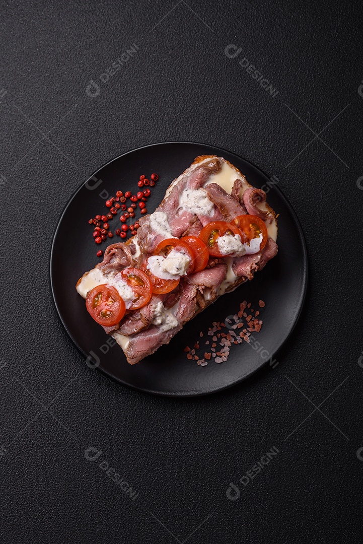 Pão recheado saboroso em uma tábua de madeira