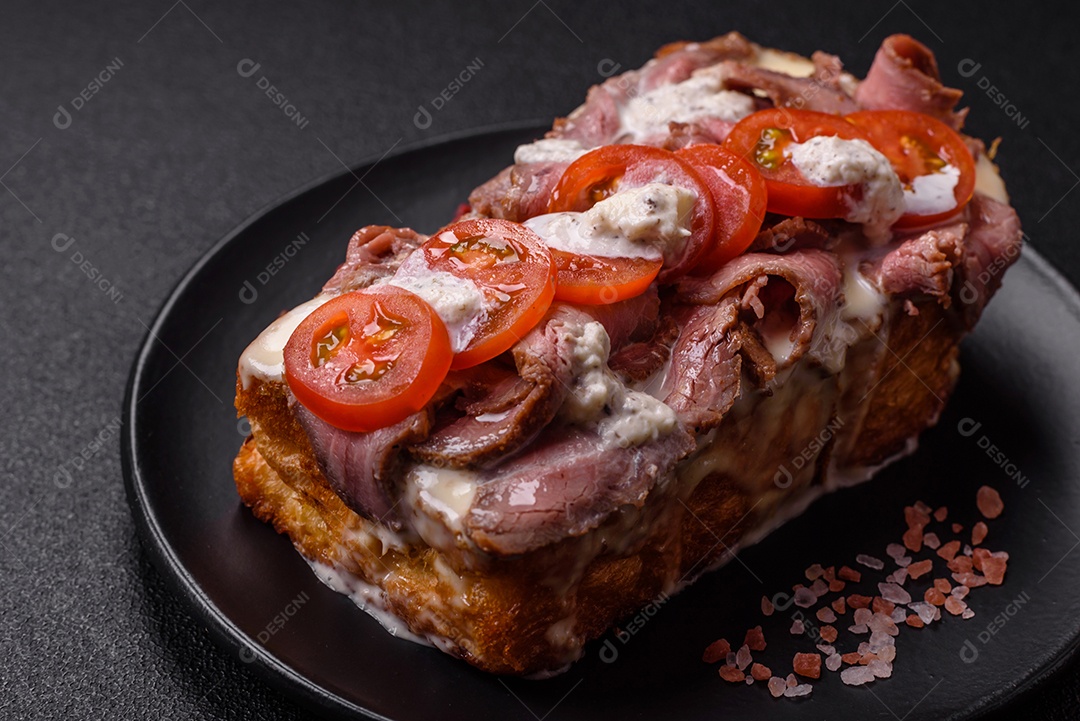 Pão recheado saboroso em uma tábua de madeira