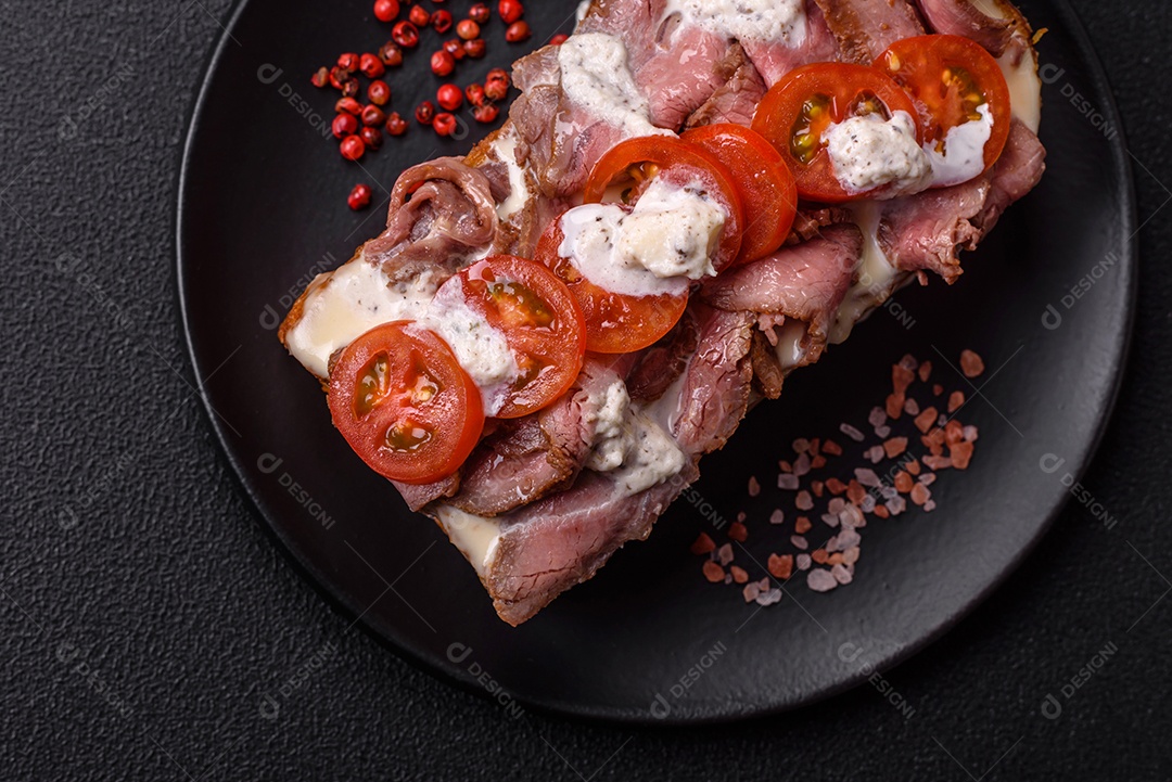 Pão recheado saboroso em uma tábua de madeira