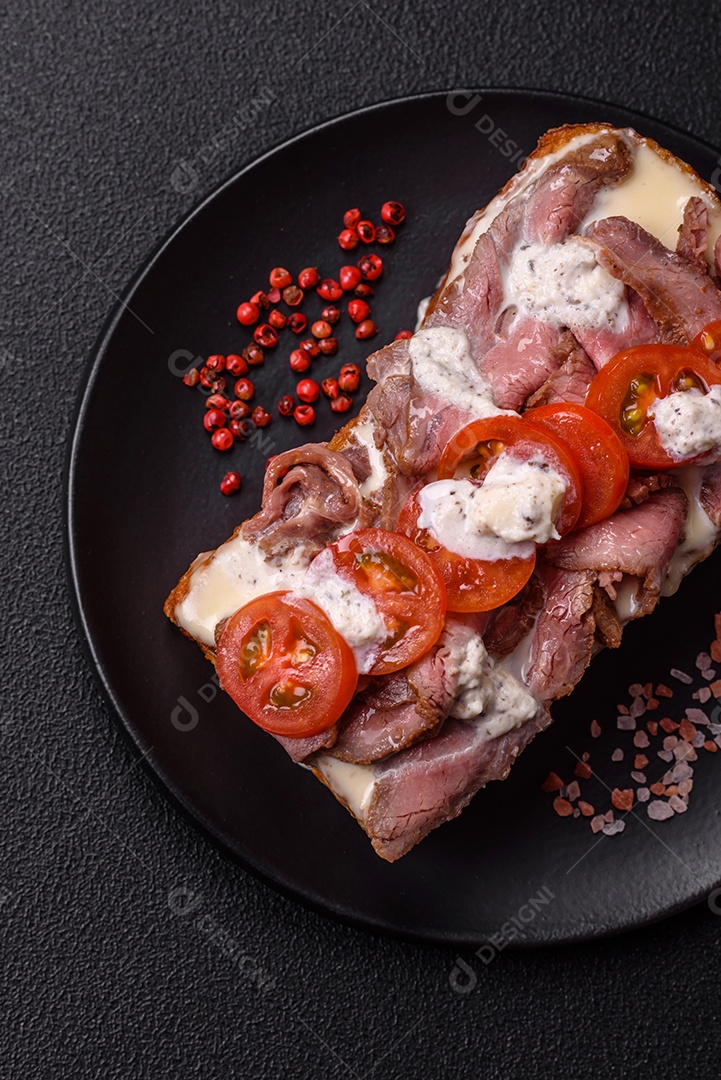 Pão recheado saboroso em uma tábua de madeira