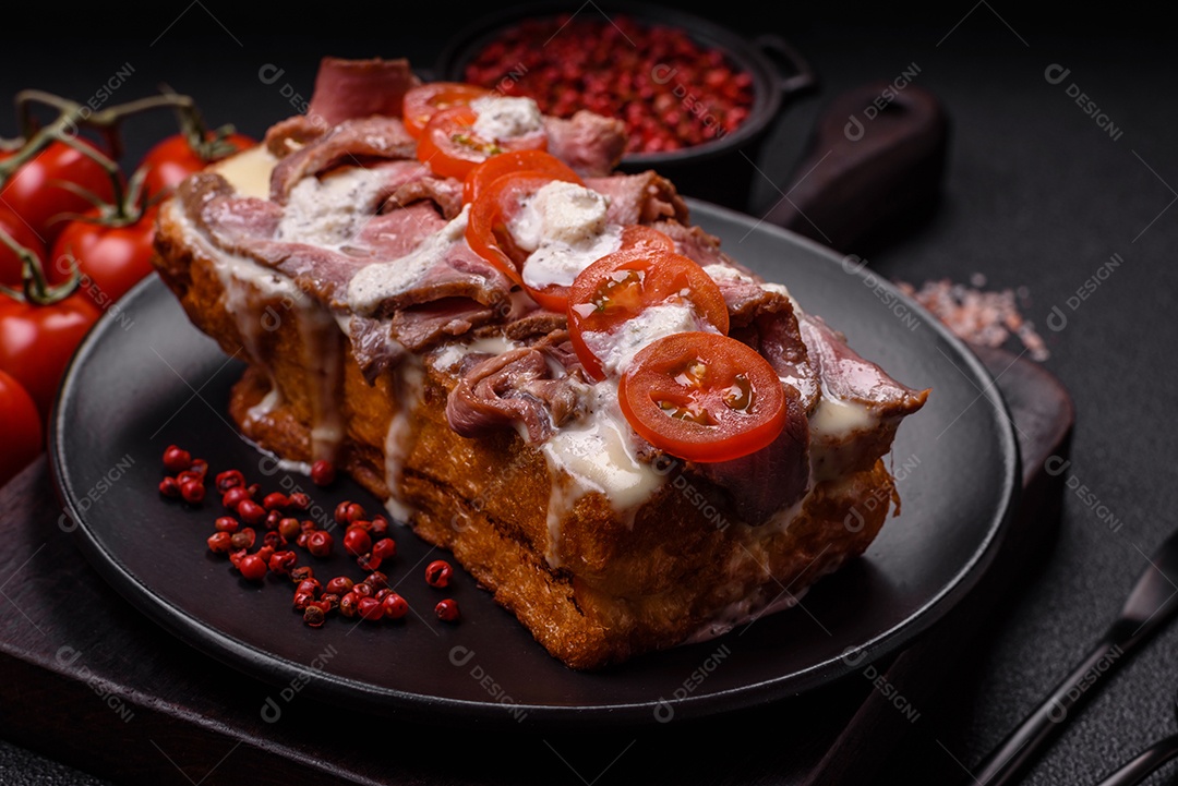 Pão recheado saboroso em uma tábua de madeira