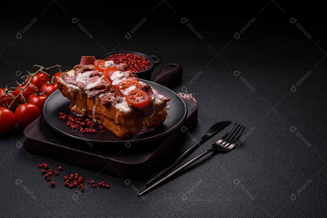 Pão recheado saboroso em uma tábua de madeira