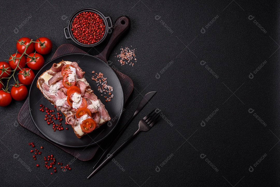 Pão recheado saboroso em uma tábua de madeira