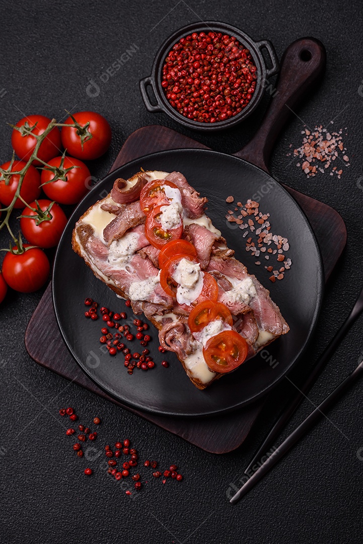 Pão recheado saboroso em uma tábua de madeira