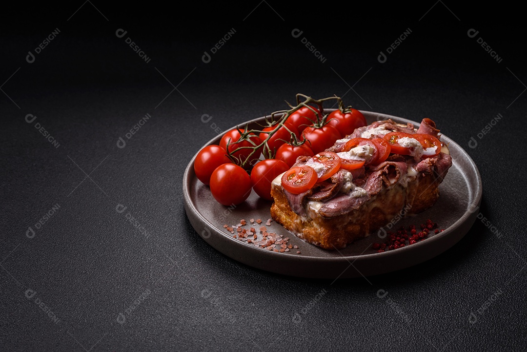 Pão recheado saboroso em uma tábua de madeira
