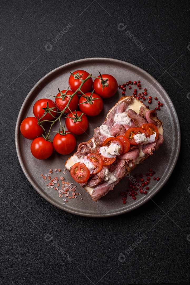 Pão recheado saboroso em uma tábua de madeira