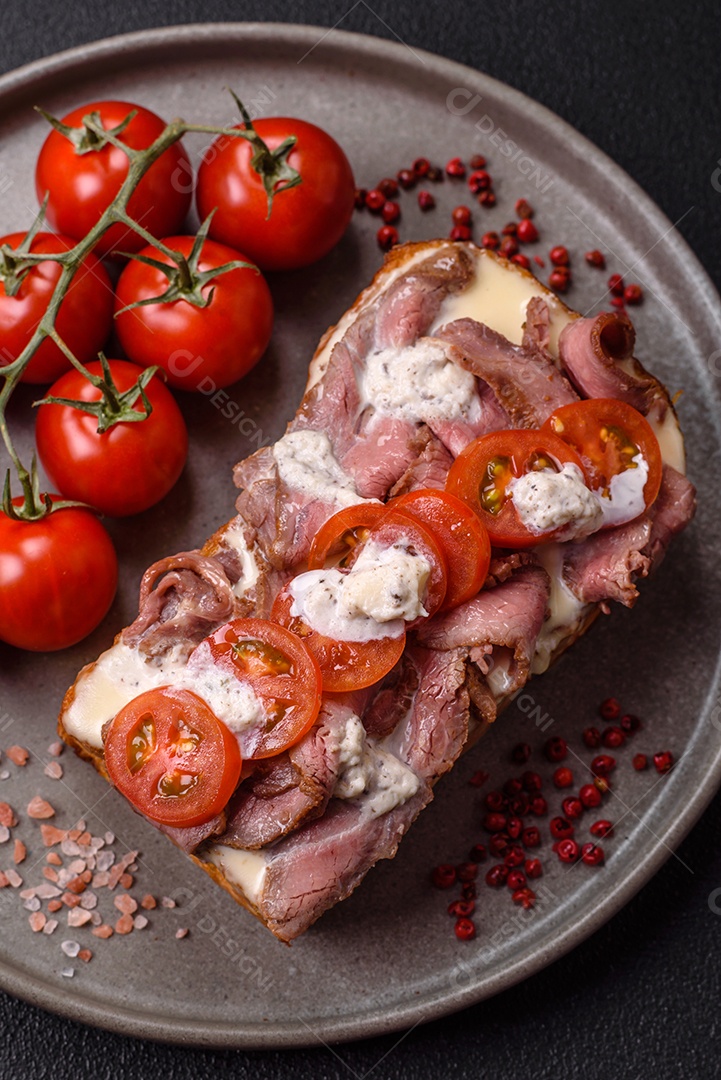 Pão recheado saboroso em uma tábua de madeira