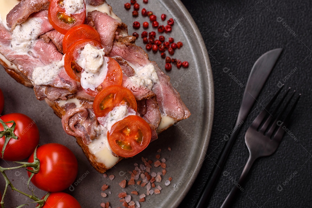 Pão recheado saboroso em uma tábua de madeira