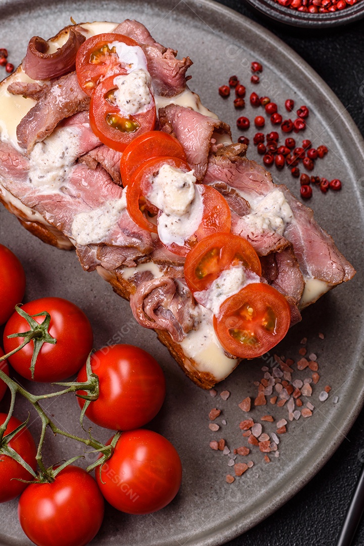 Pão recheado saboroso em uma tábua de madeira