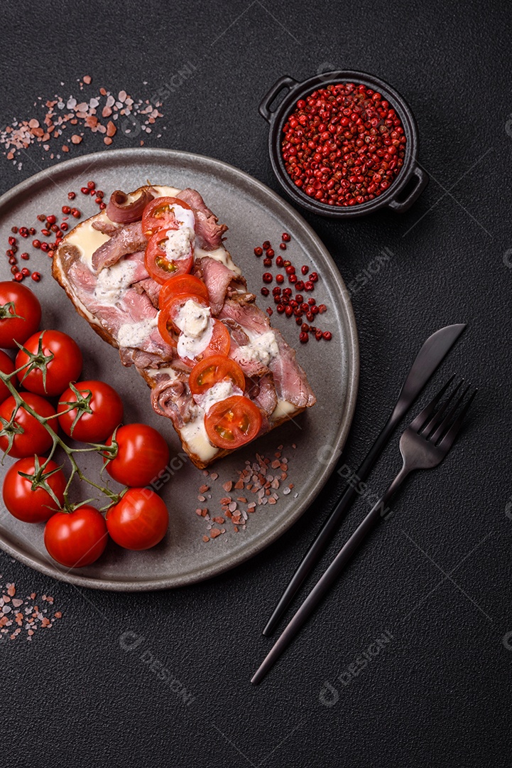 Pão recheado saboroso em uma tábua de madeira