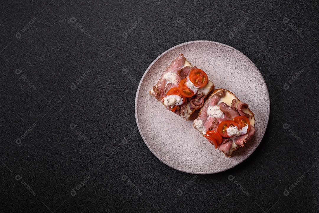 Pão recheado saboroso em uma tábua de madeira