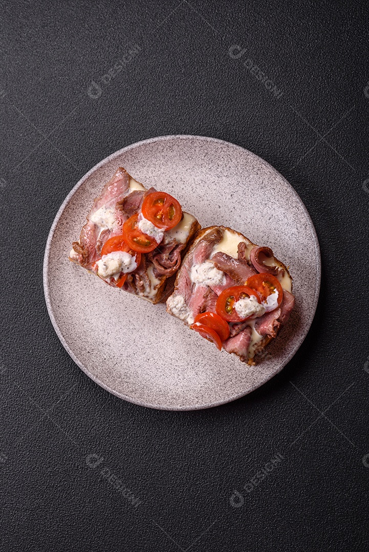 Pão recheado saboroso em uma tábua de madeira