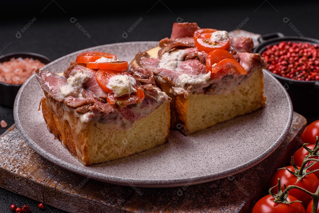 Pão recheado saboroso em uma tábua de madeira