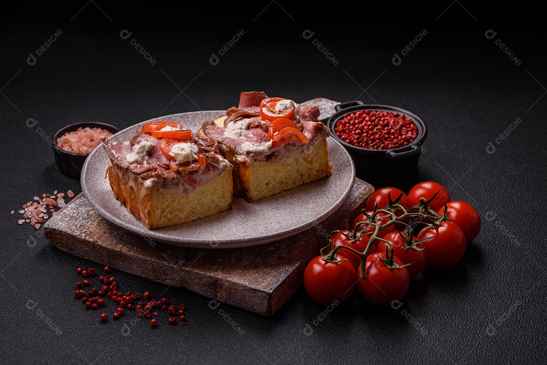 Pão recheado saboroso em uma tábua de madeira