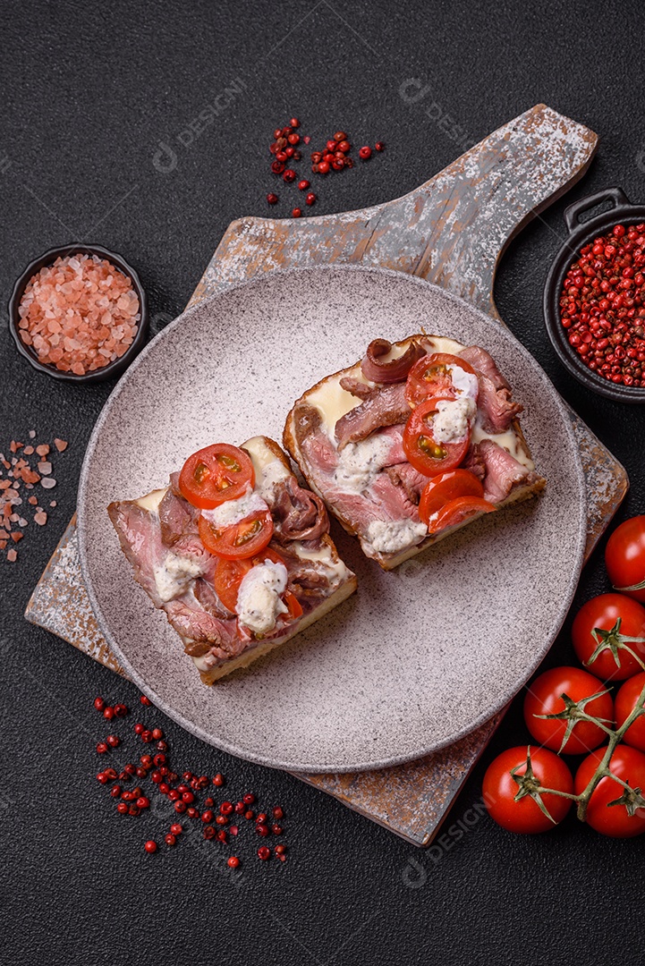 Pão recheado saboroso em uma tábua de madeira