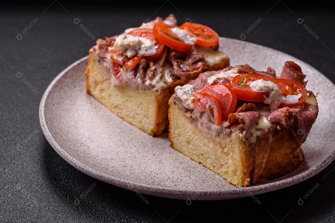 Pão recheado saboroso em uma tábua de madeira