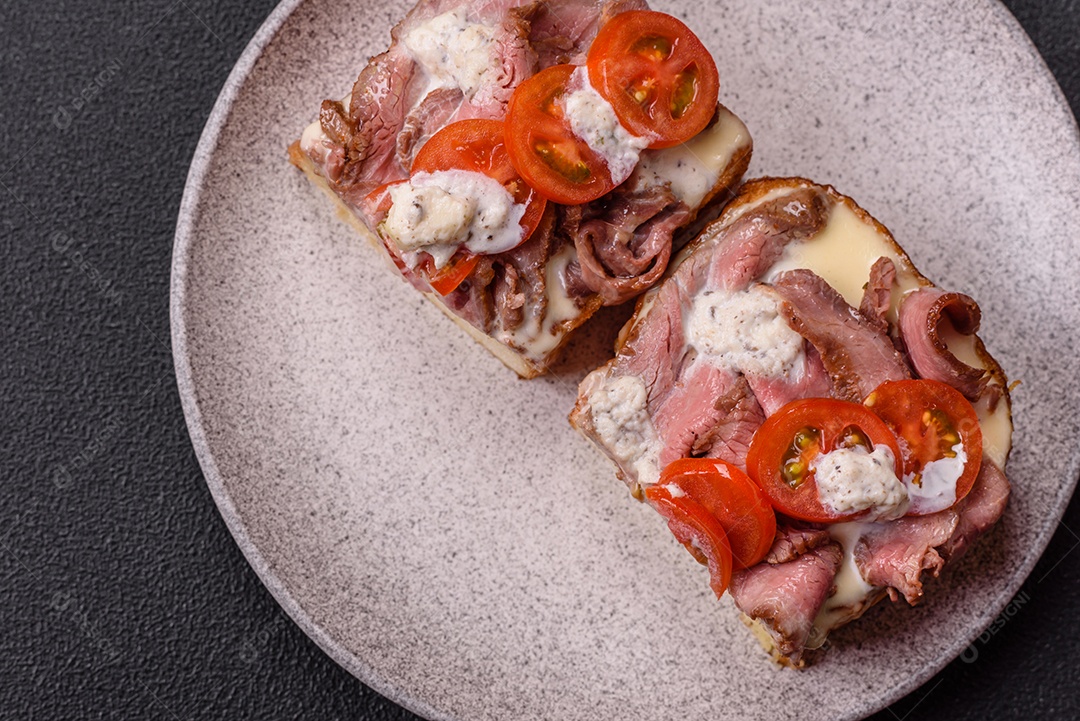 Pão recheado saboroso em uma tábua de madeira