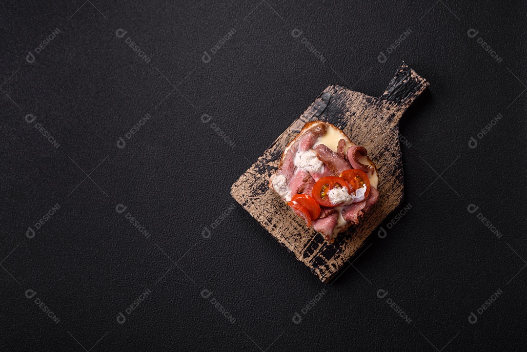 Pão recheado saboroso em uma tábua de madeira