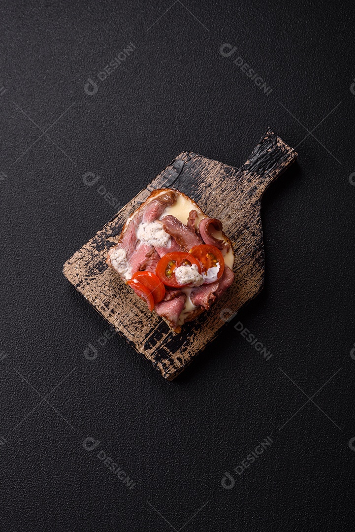 Pão recheado saboroso em uma tábua de madeira