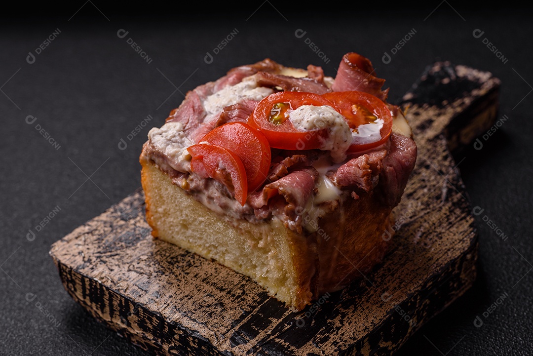 Pão recheado saboroso em uma tábua de madeira
