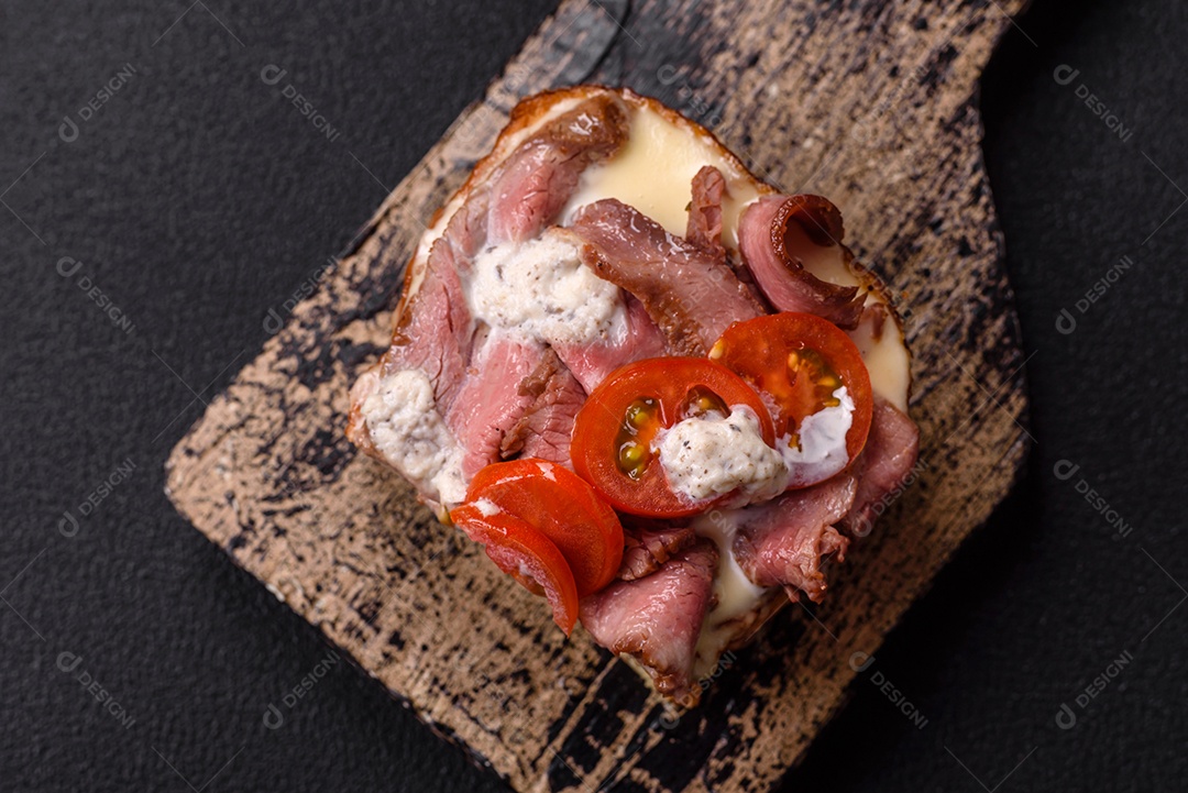 Pão recheado saboroso em uma tábua de madeira