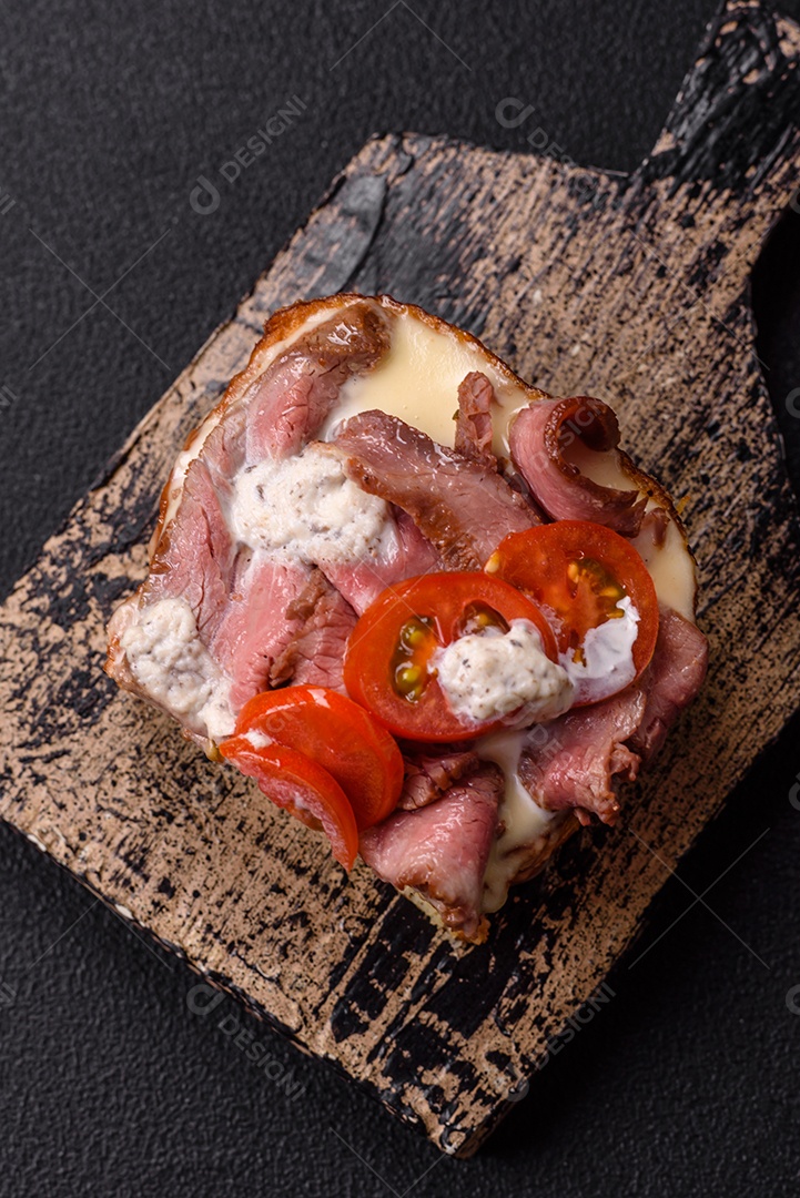 Pão recheado saboroso em uma tábua de madeira