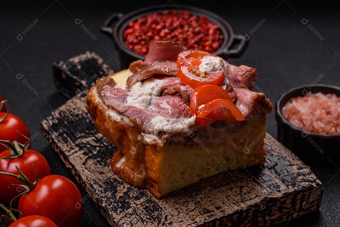 Pão recheado saboroso em uma tábua de madeira