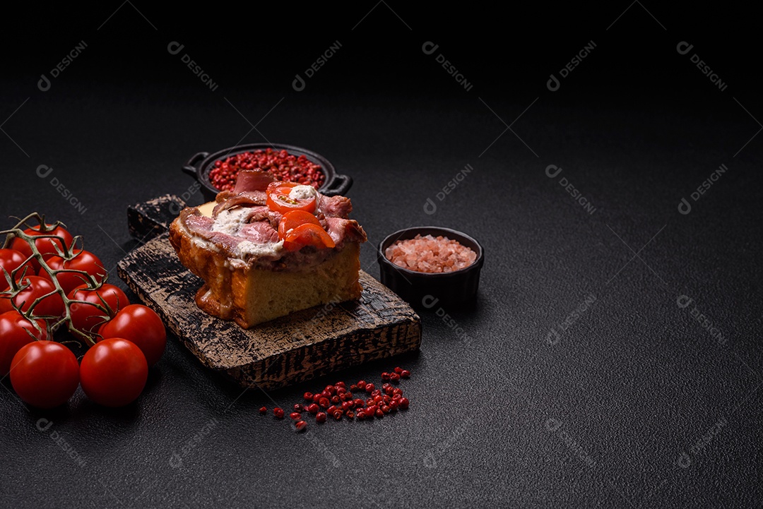Pão recheado saboroso em uma tábua de madeira