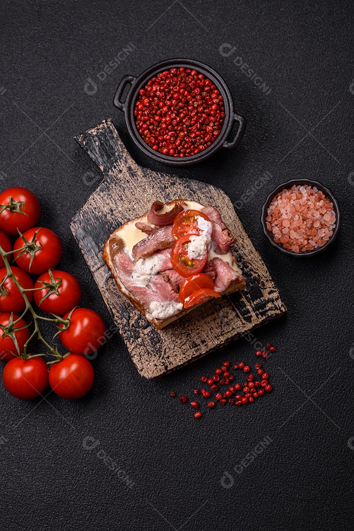 Pão recheado saboroso em uma tábua de madeira