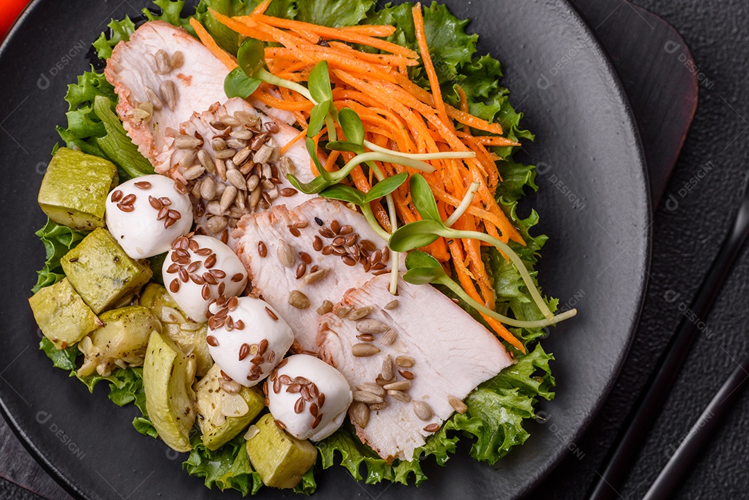 Salada fresca em uma mesa concreto
