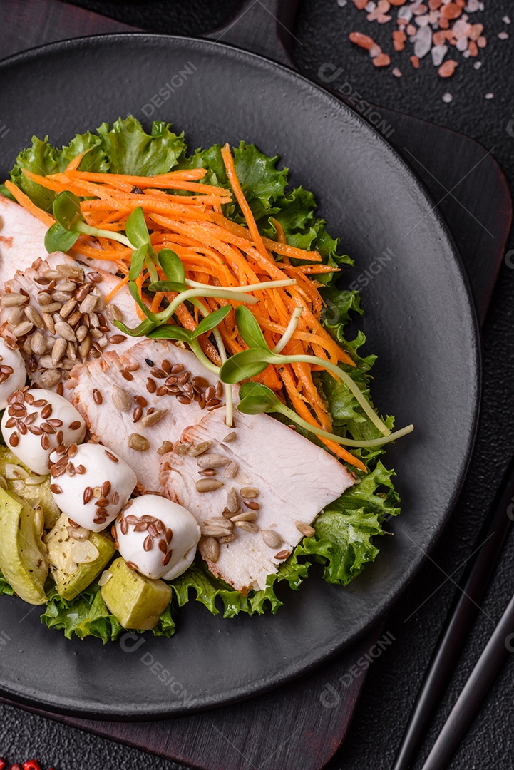 Salada fresca em uma mesa concreto