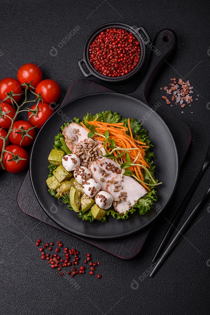 Salada fresca em uma mesa concreto