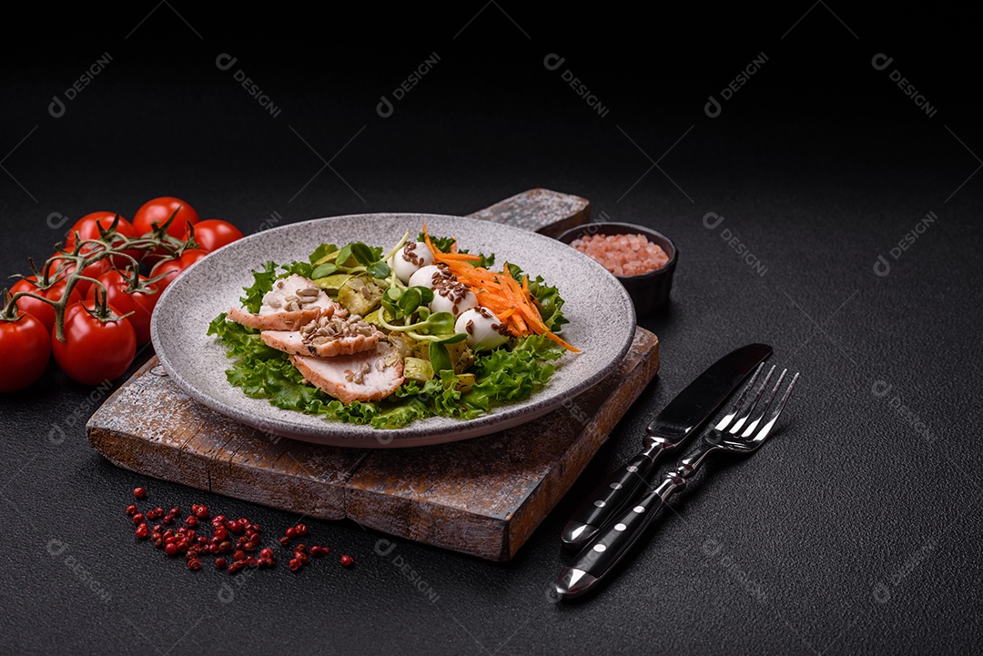 Salada fresca em uma mesa concreto