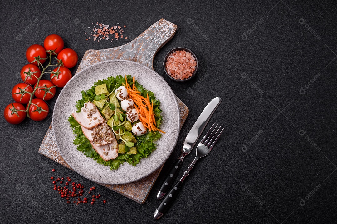 Salada fresca em uma mesa concreto