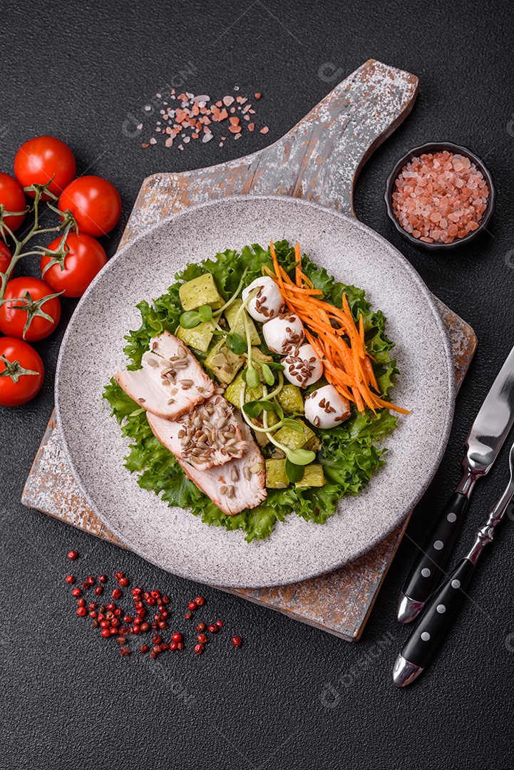 Salada fresca em uma mesa concreto