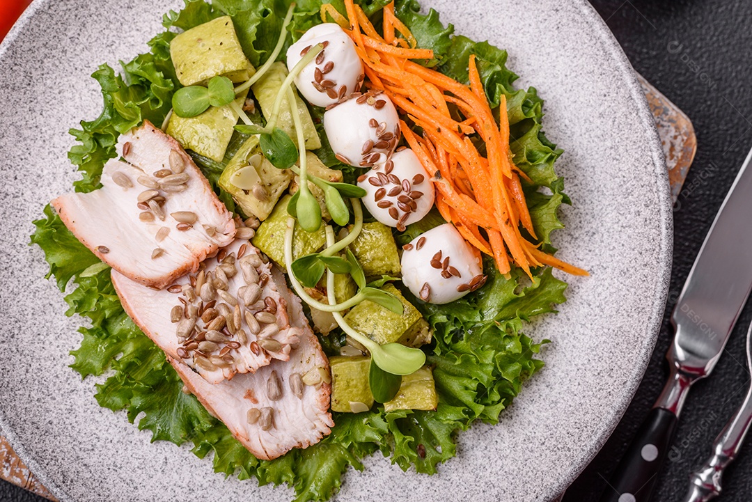 Salada fresca em uma mesa concreto