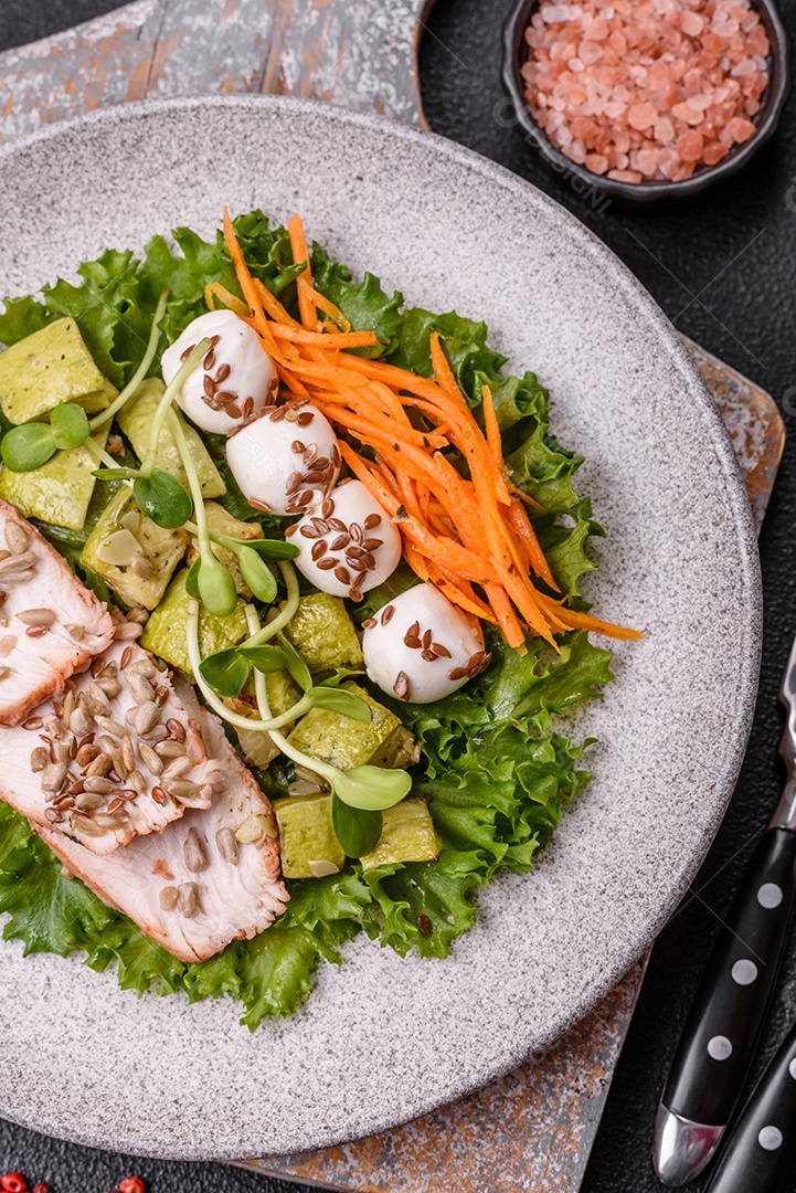 Salada fresca em uma mesa concreto