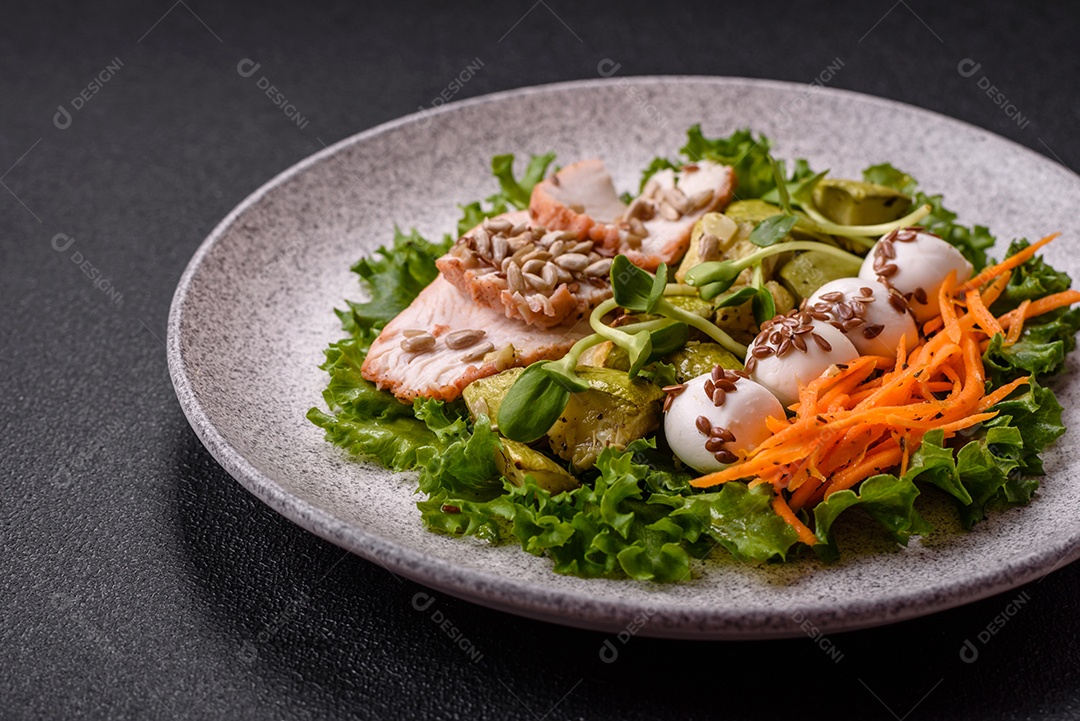 Salada fresca em um prato branco mesa concreto