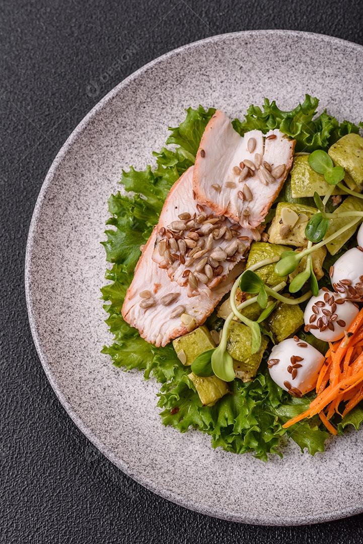 Salada fresca em uma mesa concreto