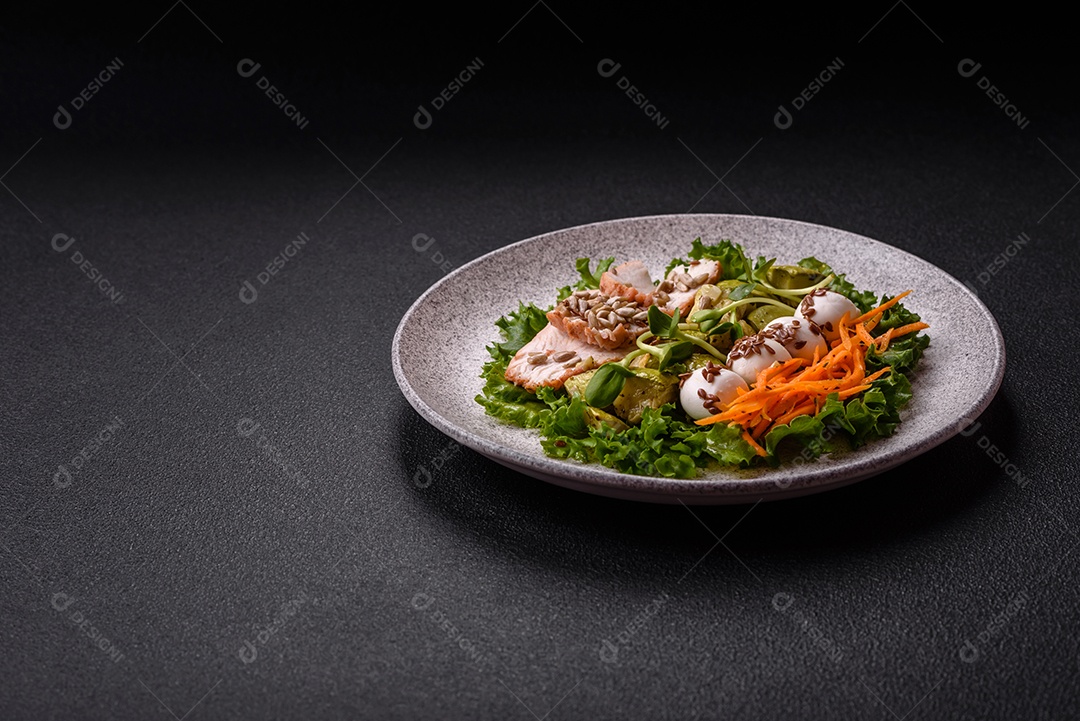 Salada fresca em uma mesa concreto