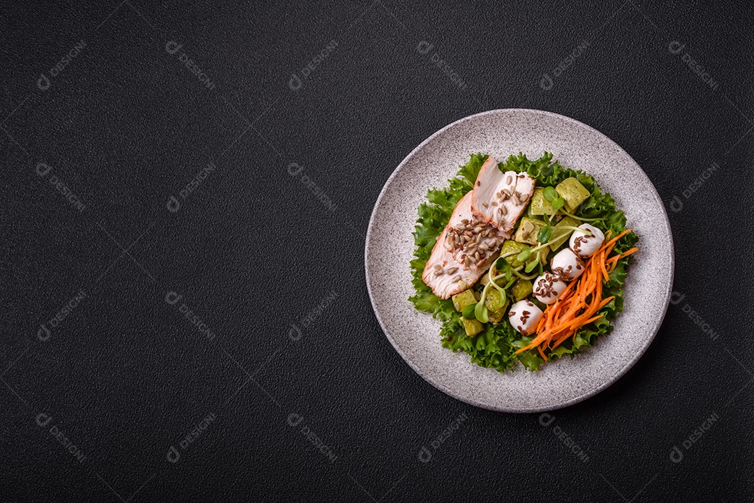 Salada fresca em uma mesa concreto