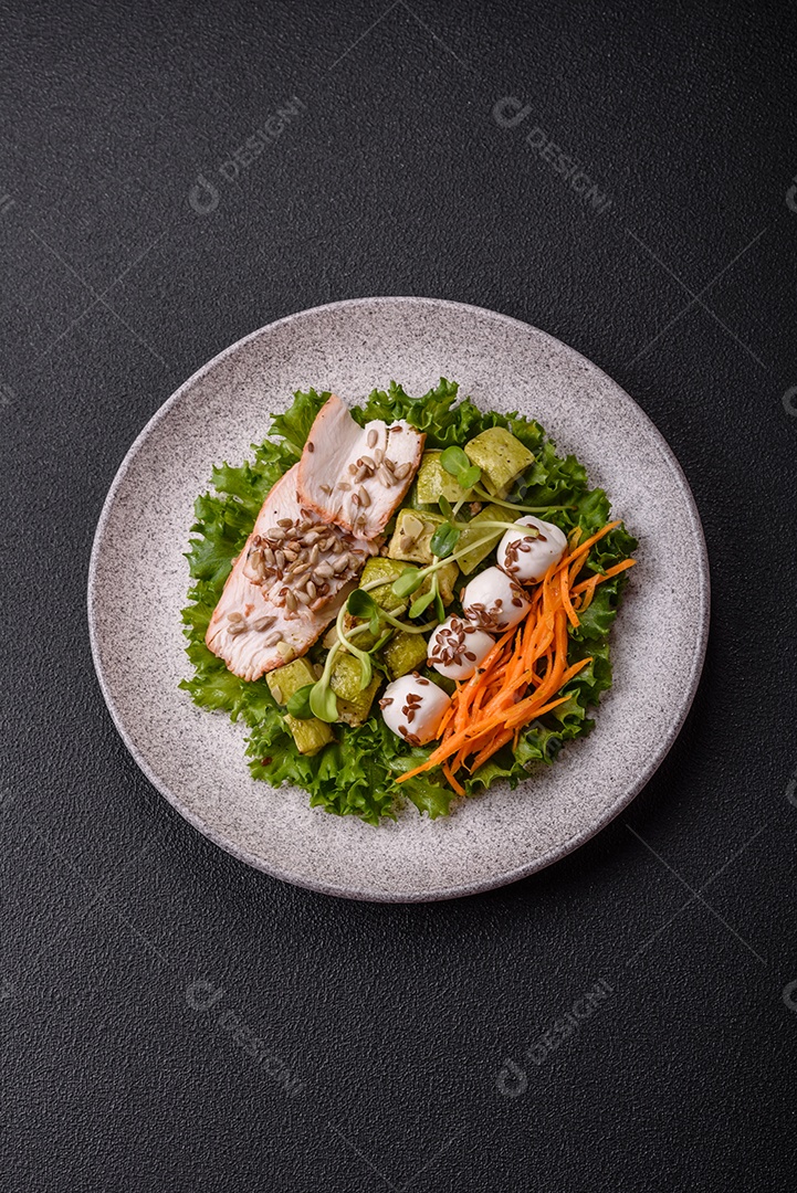 Salada fresca em uma tigela branca mesa concreto