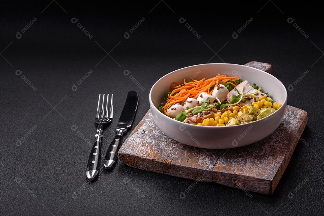 Salada fresca em uma tigela branca mesa concreto